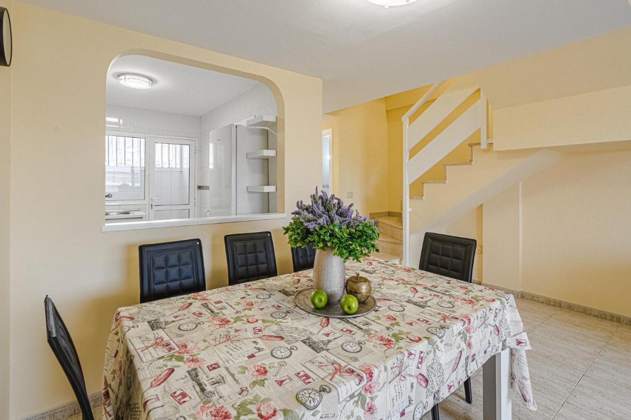 Red Large Family Apartment, Three Floors, 10 Guests Costa Adeje  Bagian luar foto